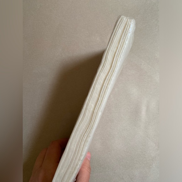 PACK OF 6 DISPOSABLE PAPER NAPKINS WITB EMBOSSED GOLD PINEAPPLE 🍍 NEW - Picture 4 of 5